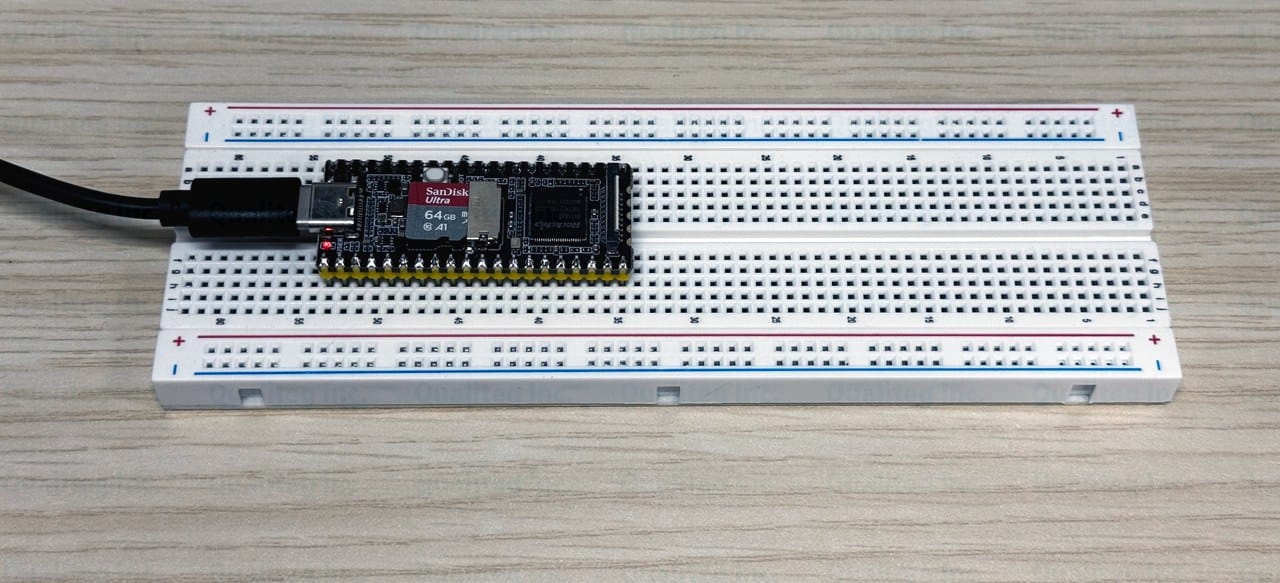 ブレッドボードに挿してUSB-Cで給電したLuckfox Pico M。microSDカードを装着済み